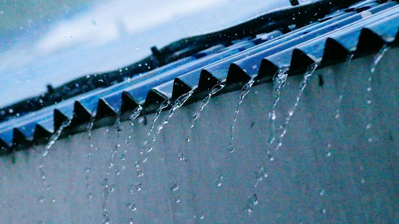 Cubierta de chapa con agua acumulada tras la lluvia