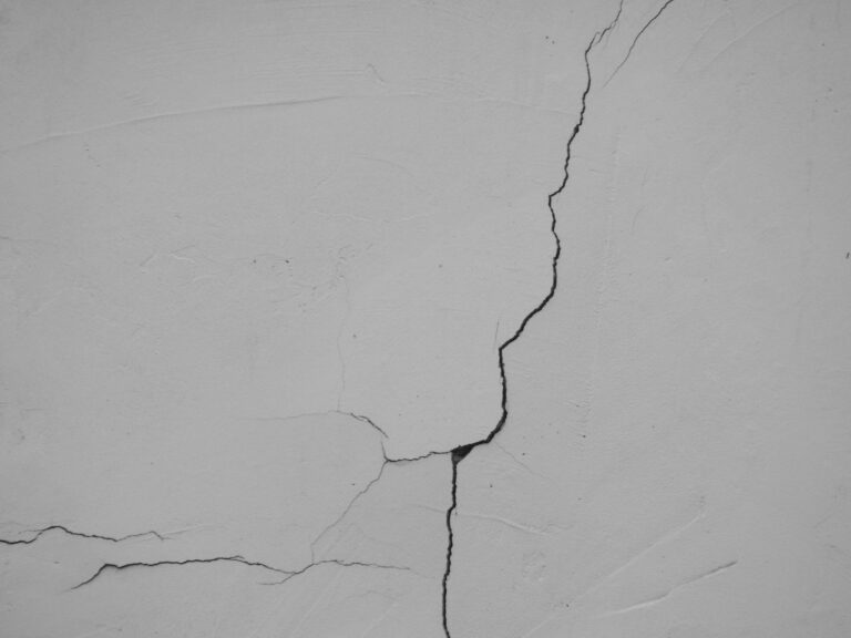 Grieta en una pared de fachada blanca