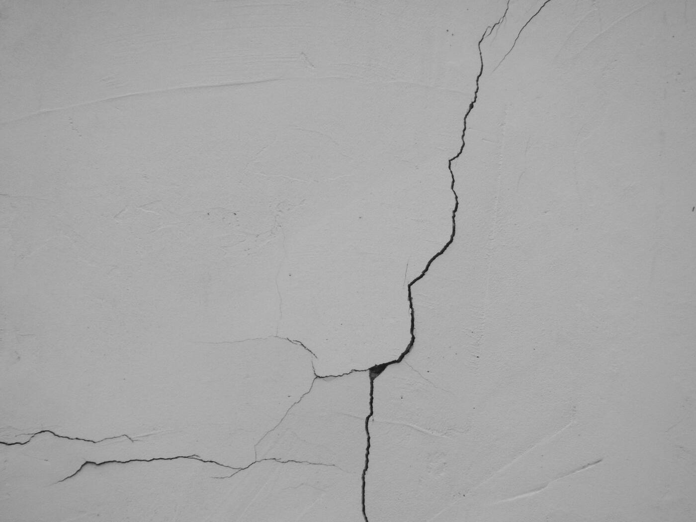 Grieta en una pared de fachada blanca