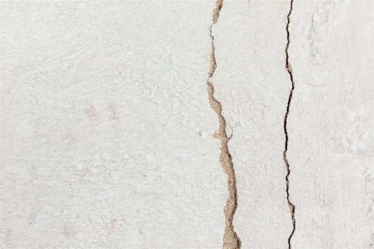 Pared pintada de blanco con fisuras