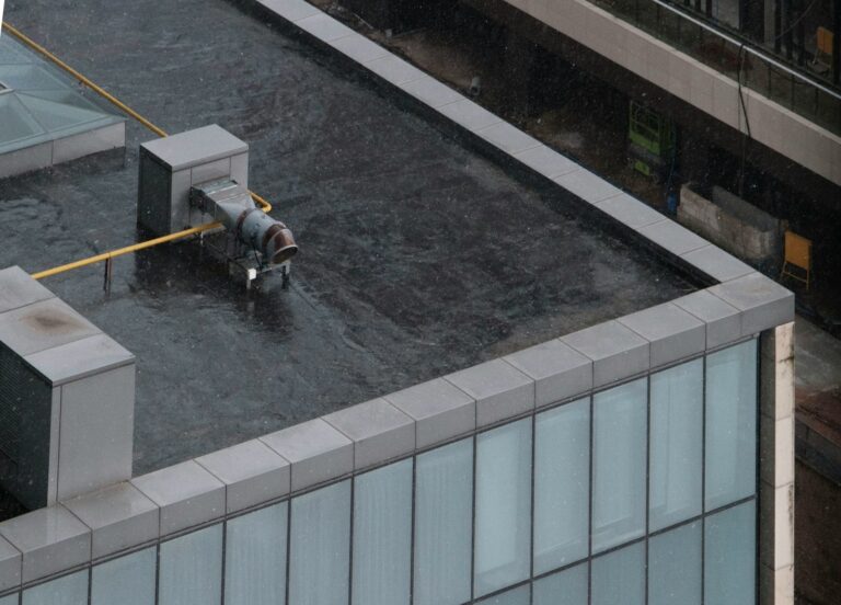 Vista de un patio interior desde la cubierta del edificio