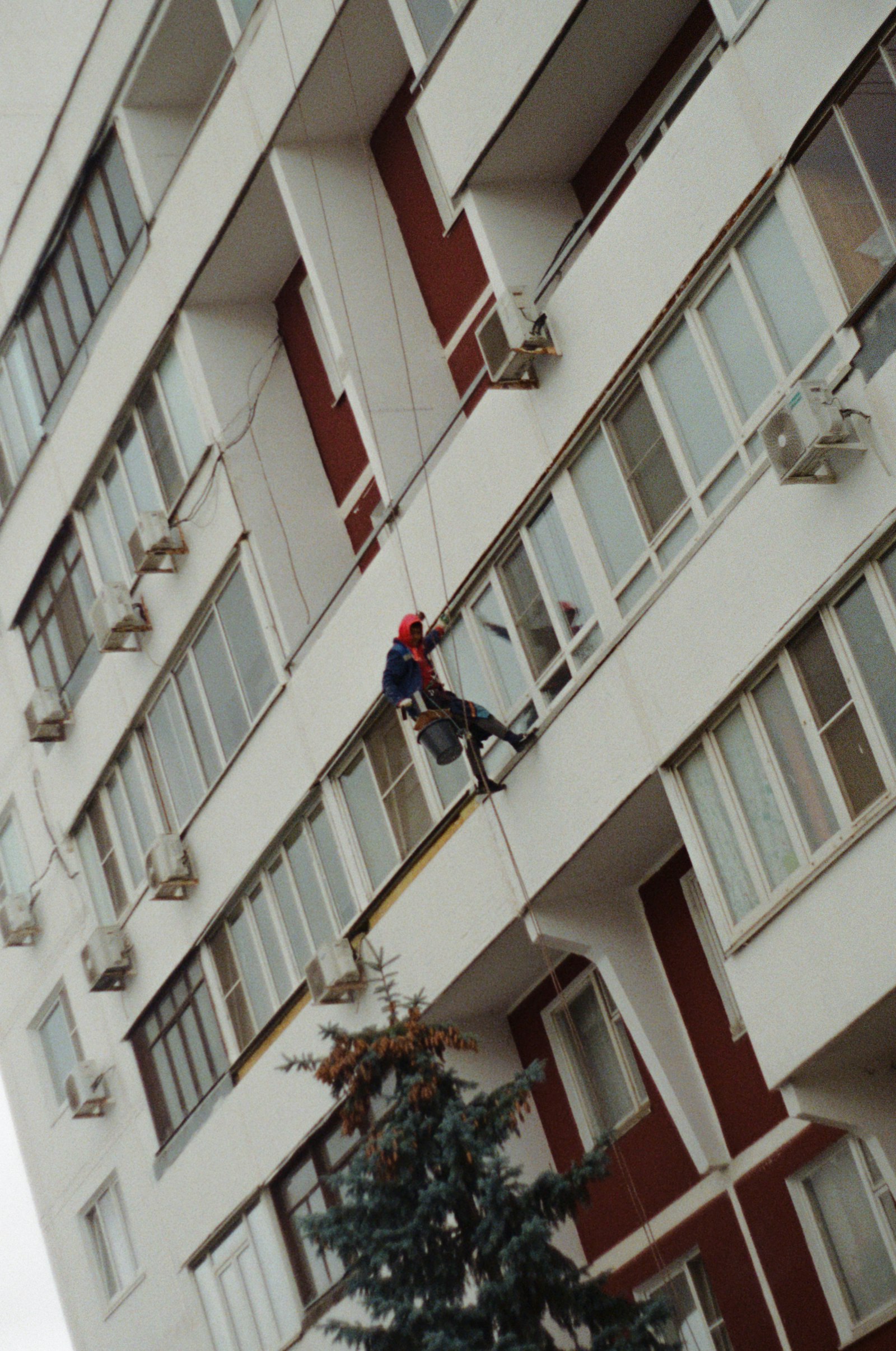 Técnico de trabajos verticales descendiendo por una fachada