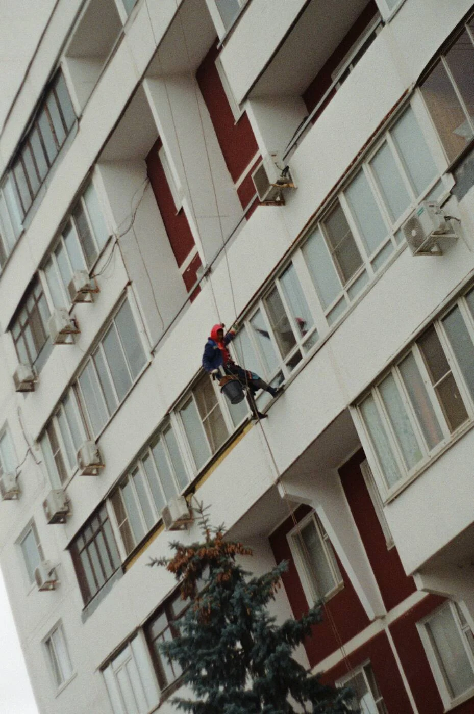 Técnico de trabajos verticales descendiendo por una fachada
