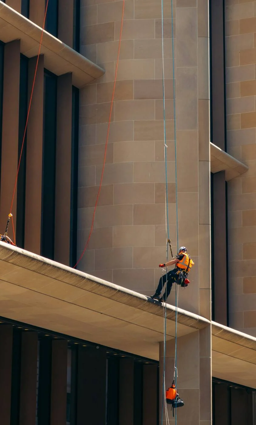 Acceso por cuerda en la fachada de un edificio