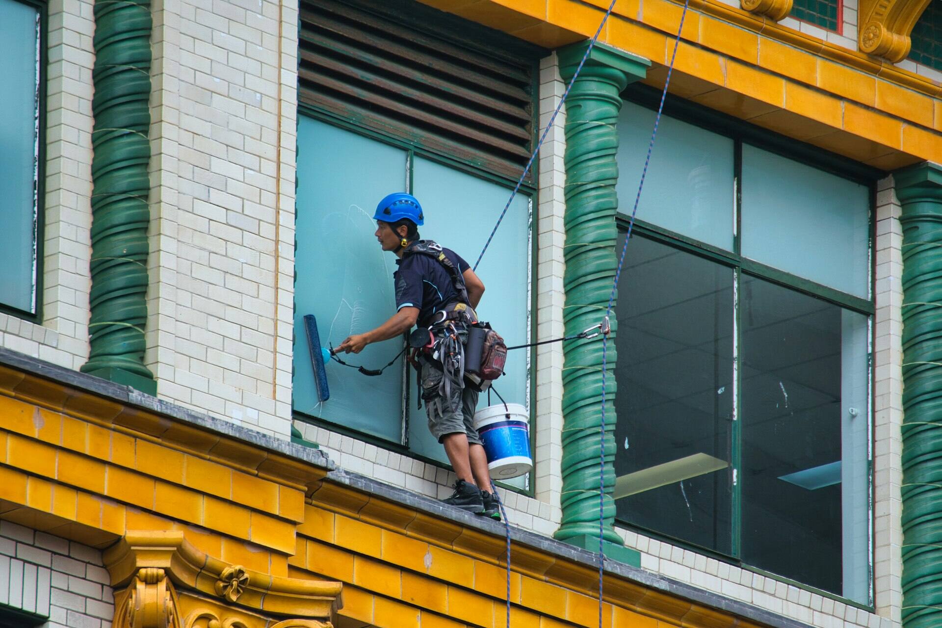 Trabajos verticales en una fachada acristalada